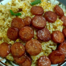 ข้าวผัดไข่ใส่ต้นหอมโรยกุนเชียง