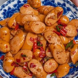 ข้าวหน้าไส้กรอกผัดพริกสด