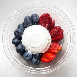 กรีกโยเกิร์ต x บลูเบอร์รี x สตรอว์เบอร์รี