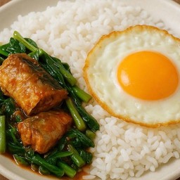 ข้าวคะน้าปลากระป๋อง + ไข่ดาว