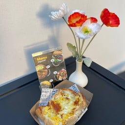 ขนมปังหน้าข้าวโพดชีส