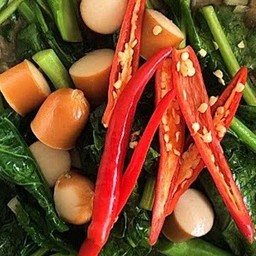 ข้าวหน้าคะน้าไส้กรอกผัดน้ำมันหอย