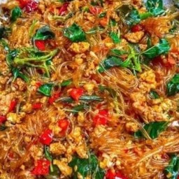 ข้าวหน้ากระเพราวุ้นเส้นหมูสับ