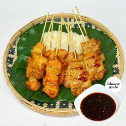 หมูปิ้งนมสด 5 ไม้ และ ไก่แดง 5 ไม้ พร้อมข้าวเหนียว น้ำจิ้มหม่าล่าสูตรเด็ด