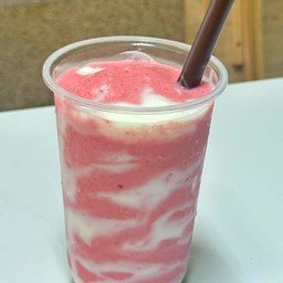 โยเกิร์ตผสมเนื้อสตอเบอรี่ปั่น