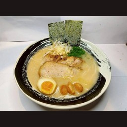 โชยุราเมงกระเทียมสด สไตล์โอซาก้า พร้อมท็อปปิ้ง