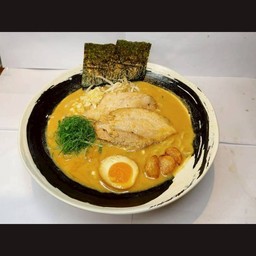 มิโซะราเมงกระเทียมสด สไตล์โอซาก้า พร้อมท็อปปิ้ง