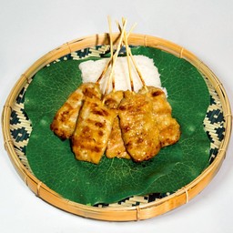 เซท หมูปิ้งไร้มัน 5 ไม้ พร้อม ข้าวเหนียว 1 ถุง