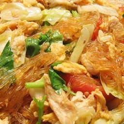 ข้าวหน้าผัดวุ้นเส้นผักรวมอกไก่ใส่ไข่