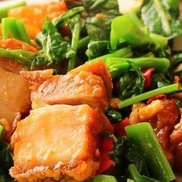 ข้าวคะน้าหมูกรอบ