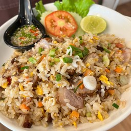 ข้าวผัดไข่คอหมูย่าง