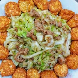 ข้าวหน้าผัดกะหล่ำปลีหมูสับล้อมเต้าหู้ไข่ทอด