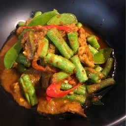 ข้าวราดผัดพริกแกง