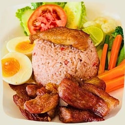 ข้าวผัดน้ำพริกลงเรือหมูแดดเดียวทอด