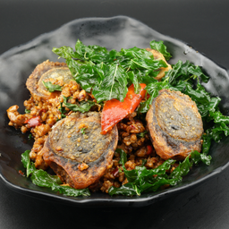 ไข่เยี่ยวม้ากระเพรากรอบ