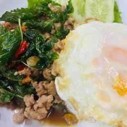 ไข่เยี่ยวม้ากระเพรากรอบหมูสับไข่ดาว ราดข้าว