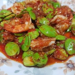 ผัดสะตอกะปิกุ้งผัดพริกแกง
