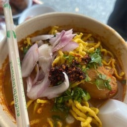 ร้านข้าวซอย น้ำเงี้ยว ไส้อั่วสมุนไพร แดงเบญจมาศ