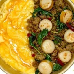 ข้าวหน้าไข่ข้นกระเพราหมูสับไส้กรอก