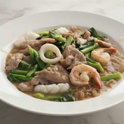 ราดหน้าเส้นหมี่รวมหมู-ทะเล