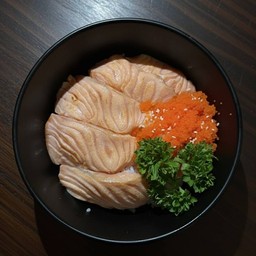 ข้าวหน้าแซลม่อนเบิร์น + ไข่กุ้ง