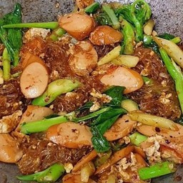 ผัดซีอิ๊ววุ้นเส้นไส้กรอกใส่ไข่