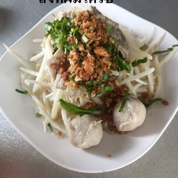 ลวกจิ้มหมู 50 บาท สิ่งที่ฉันได้คือหมู2ชิ้น ตับ1ชิ้น ลูกชิ้น2ลูกบนกองถั่วงอก