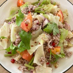 ยำกะหล่ำปลีหมูสับใส่หอมแดง, พริกซอย, มะเขือเทศ, ใบขึ้นฉ่าย