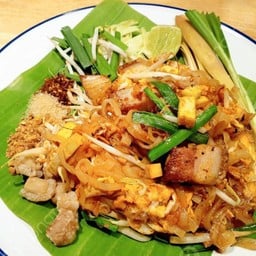 ผัดไทยหมูกรอบ