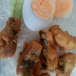 ข้าวปลาชุบแป้งทอดไร้ก้างหมวกไข่ต้ม