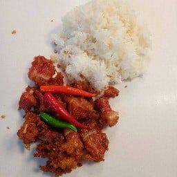 มิราหมูทอดกระเทียม ตลาดเดินเล่น ท่าพระ