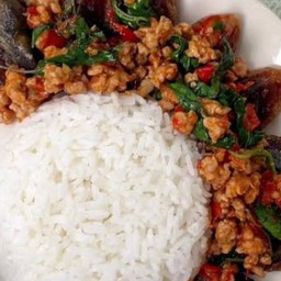 ข้าวหน้าผัดโหระพาหมูสับล้อมไข่เยี่ยวม้าทอด