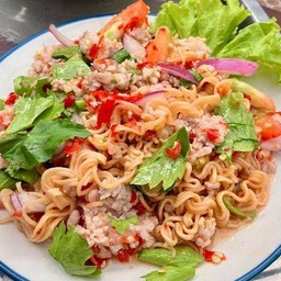 ยำมาม่าหมูสับ