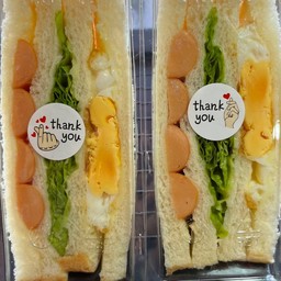 แซนวิชสลัดไข่ดาวไส้กรอก