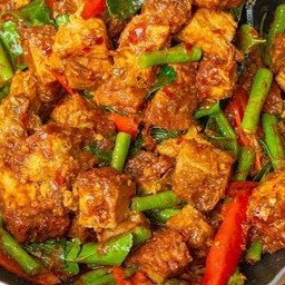 พริกแกงหมูกรอบ