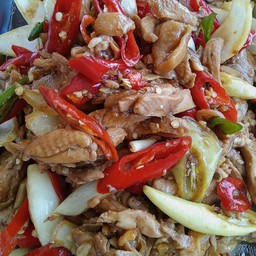 ไก่ผัดพริกสดหอมใหญ่