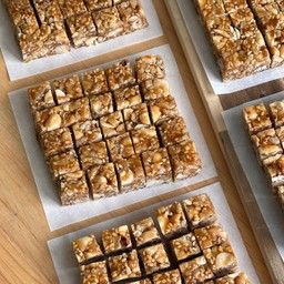 ขนมกระยาสารท บ้านคุณตา (80 g/pack)