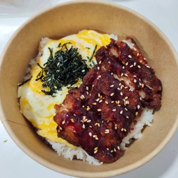 [อร่อยซ่ากับโค้ก] ข้าวไก่กรอบ ราดซอสเผ็ดเกาหลีซัมยัง + ไข่ข้น โรยหน้าด้วยสาหร่าย +  โค้ก ออริจินัล (กระป๋อง)