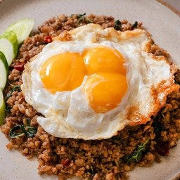 ข้าวหน้าไข่ดาวไม่สุก3ใบล้อมกระเพราหมูสับ