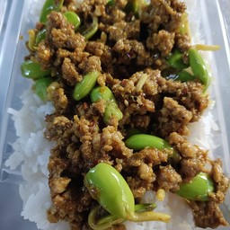 ผัดพริกแกงใต้หน่อเหรียงราดข้าว