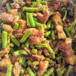 หมุผัดพรีกแกงถั่ว