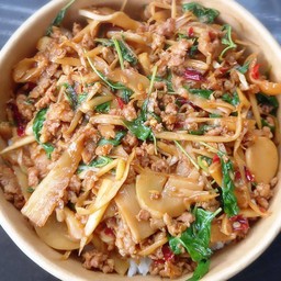 ข้าวกระเพราหมูหน่อไม้ดอง