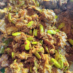 หมูผัดพริกแกงใส่ลูกเหรียง