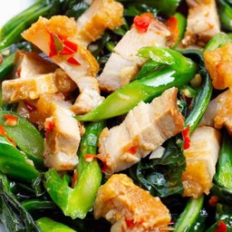 ผัดคะน้าหมูกรอบ