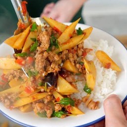 กระเพราหน่อไม้หมูสับราดข้าว