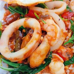 กระเพรารวมมิตรราดข้าว