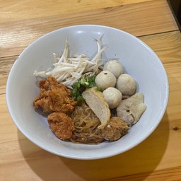 เตี๋ยวคลุกลูกชิ้นรวม