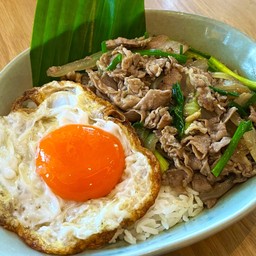 ข้าวหน้าหมูสไลซ์น้ำมันหอยไข่ดาว