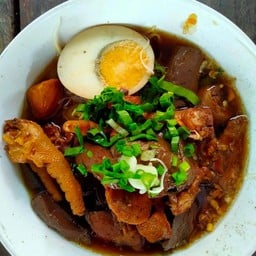 ก๋วยจั๊บตีนตุ๋น