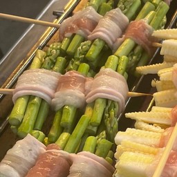 สามชั้นพันหน่อไม้ฝรั่ง